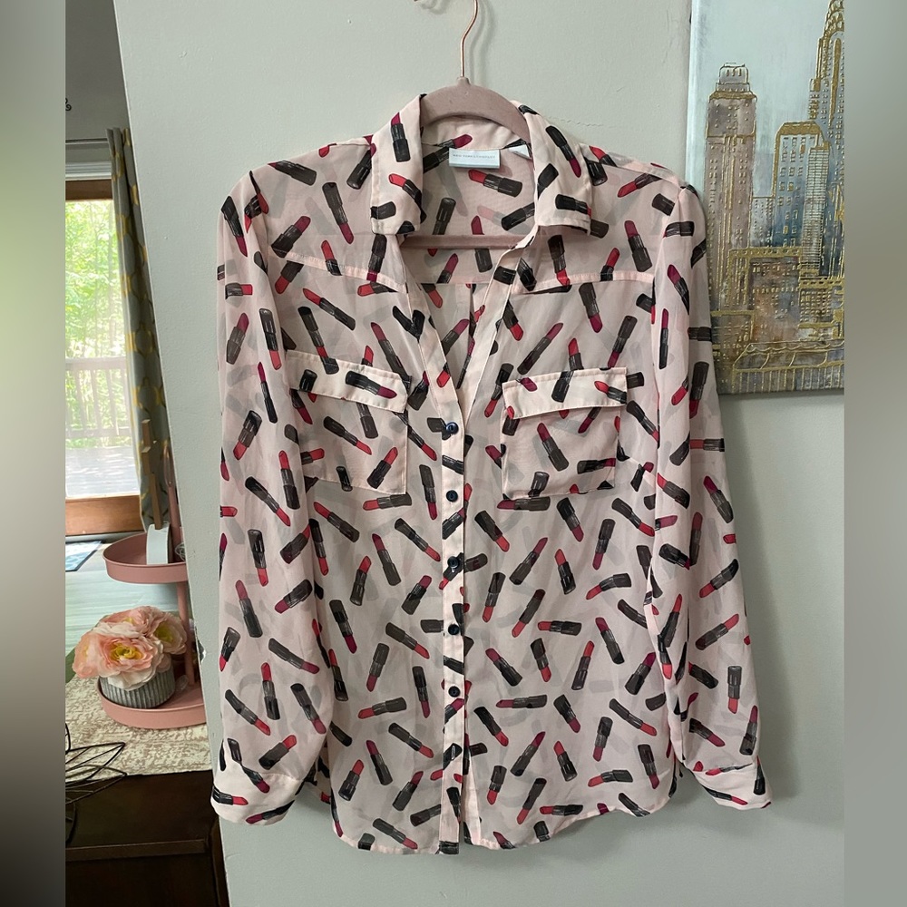 New York & company Lipstick print blouse New w/o Tags never worn